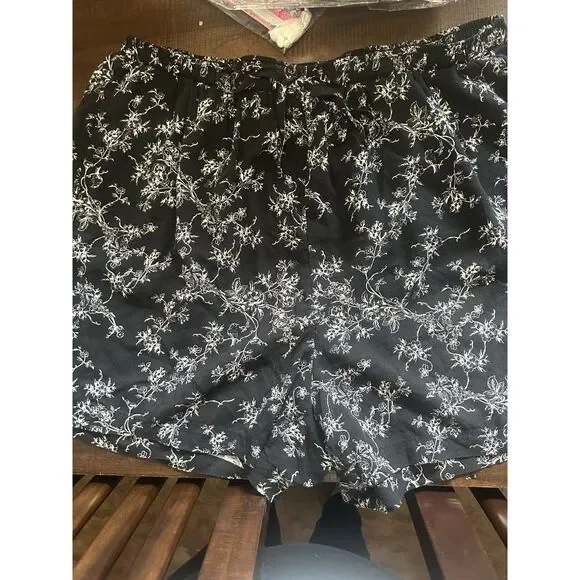 Torrid Size 2 Black White Floral Viscose Lyocell Pull On Shorts Plus Size Boho - Picture 5 of 6